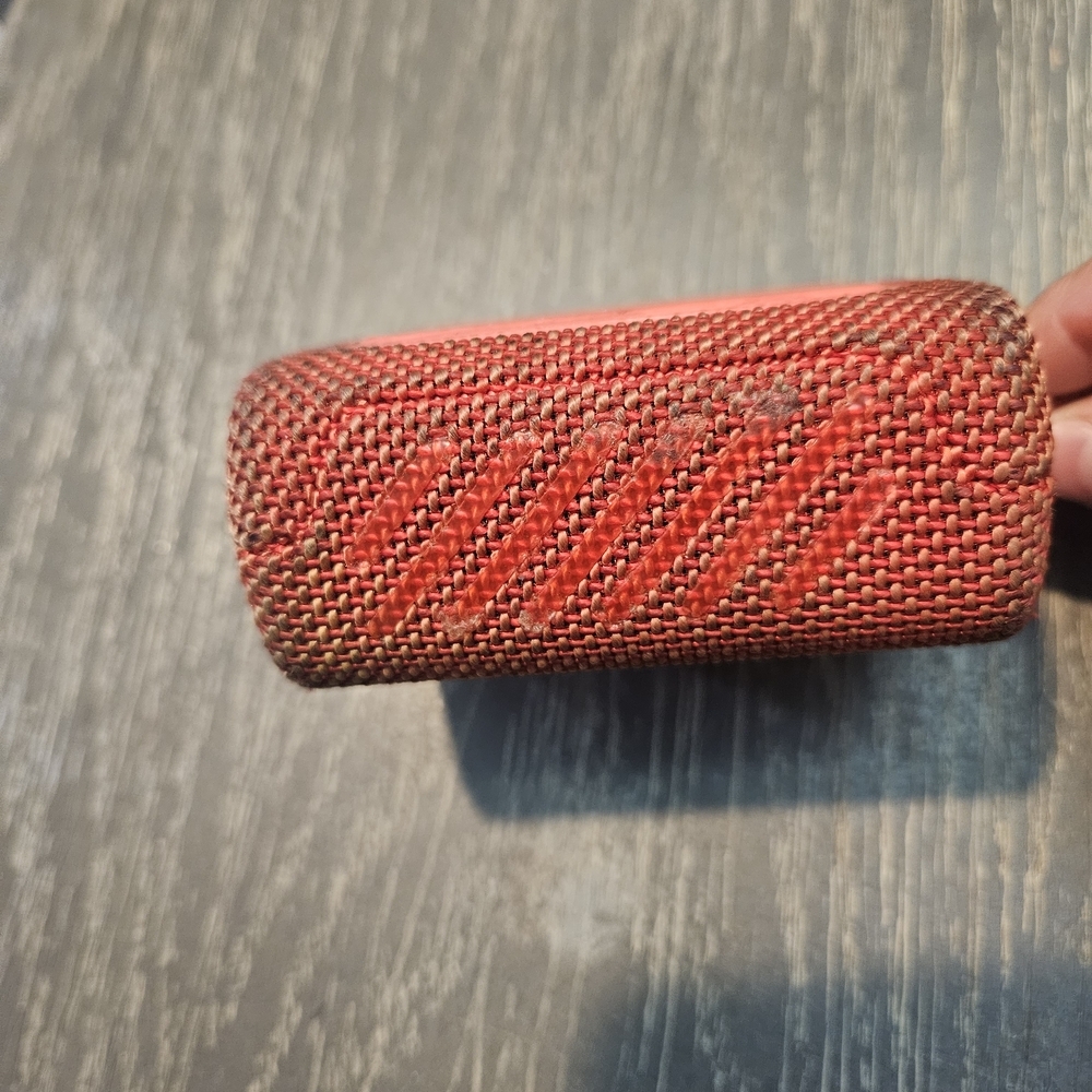 JBL Red Portable Speaker - Picture 3 of 6